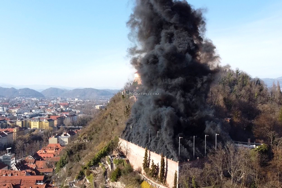 GAK - Sturm Graz
Oesterreichische Fussball Bundesliga, 21. Runde, Grazer AK - SK Sturm Graz, Stadion Liebenau Graz, 09.03.2024. 

Foto zeigt Fans von Sturm am Schlossberg
Schlüsselwörter: pyrotechnik