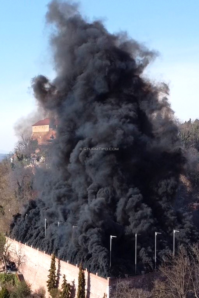 GAK - Sturm Graz
Oesterreichische Fussball Bundesliga, 21. Runde, Grazer AK - SK Sturm Graz, Stadion Liebenau Graz, 09.03.2024. 

Foto zeigt Fans von Sturm am Schlossberg
Schlüsselwörter: pyrotechnik