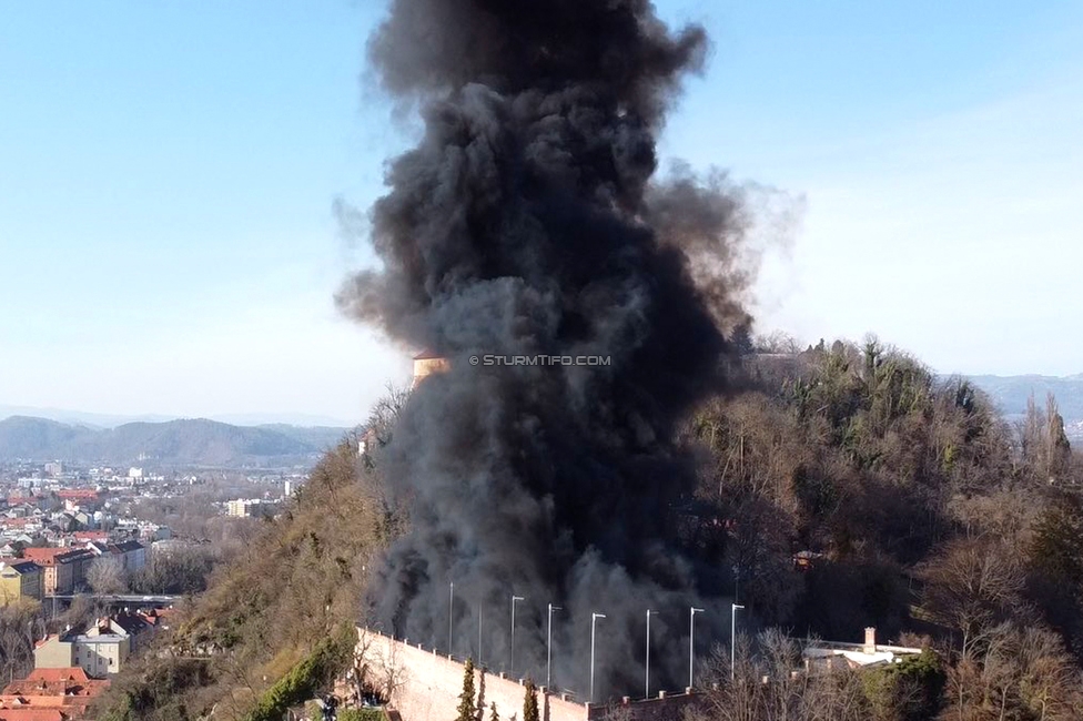 GAK - Sturm Graz
Oesterreichische Fussball Bundesliga, 21. Runde, Grazer AK - SK Sturm Graz, Stadion Liebenau Graz, 09.03.2024. 

Foto zeigt Fans von Sturm am Schlossberg
Schlüsselwörter: pyrotechnik