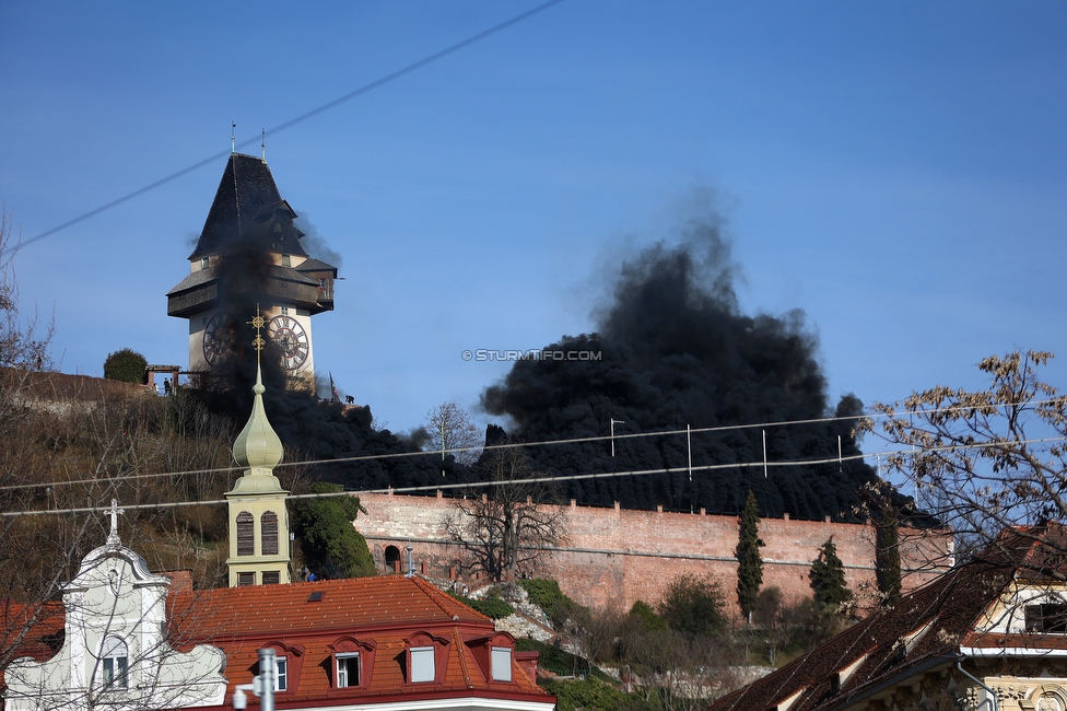 GAK - Sturm Graz
Oesterreichische Fussball Bundesliga, 21. Runde, Grazer AK - SK Sturm Graz, Stadion Liebenau Graz, 09.03.2024. 

Foto zeigt Fans von Sturm am Schlossberg
Schlüsselwörter: pyrotechnik