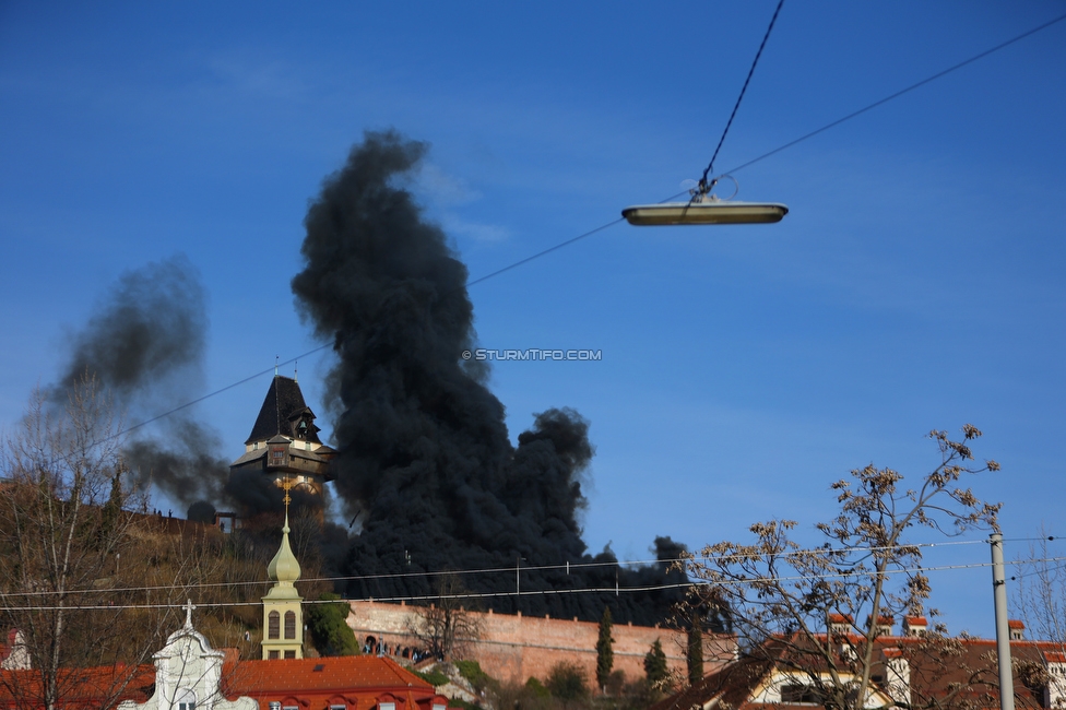 GAK - Sturm Graz
Oesterreichische Fussball Bundesliga, 21. Runde, Grazer AK - SK Sturm Graz, Stadion Liebenau Graz, 09.03.2024. 

Foto zeigt Fans von Sturm am Schlossberg
Schlüsselwörter: pyrotechnik