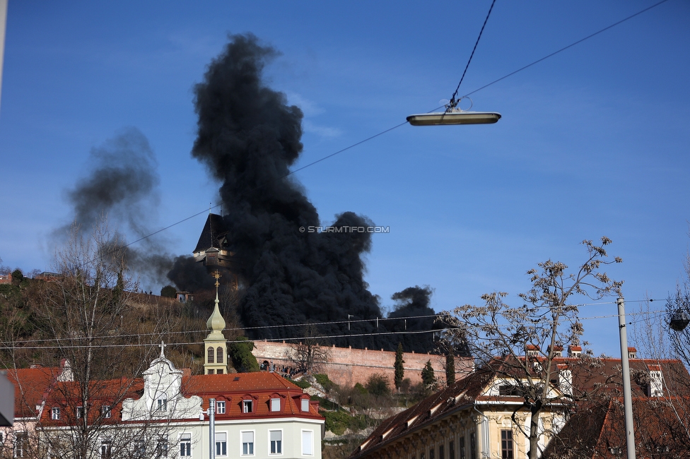 GAK - Sturm Graz
Oesterreichische Fussball Bundesliga, 21. Runde, Grazer AK - SK Sturm Graz, Stadion Liebenau Graz, 09.03.2024. 

Foto zeigt Fans von Sturm am Schlossberg
Schlüsselwörter: pyrotechnik