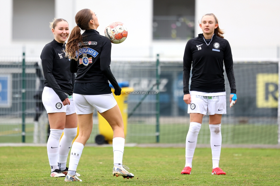 Sturm Damen - Bergheim
OEFB Frauen Bundesliga, 17. Runde, SK Sturm Graz Damen - FC Bergheim, Trainingszentrum Messendorf, 15.03.2025. 

Foto zeigt Anna Wirnsberger (Sturm Damen), Modesta Uka (Sturm Damen) und Rebecca Villena (Sturm Damen)
