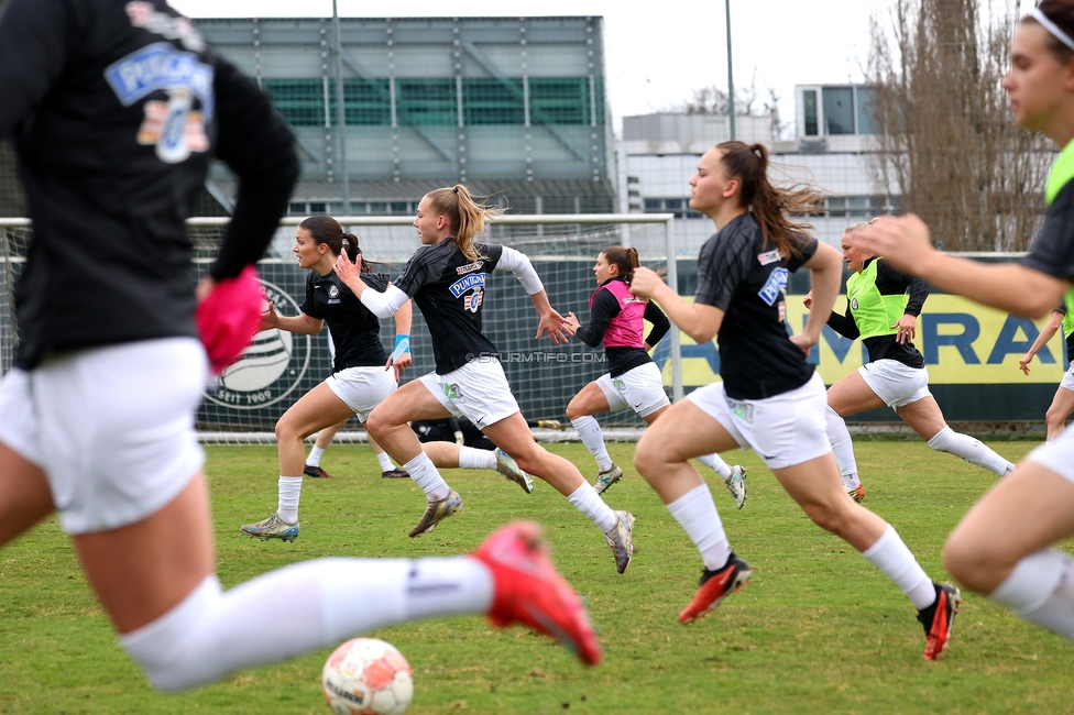 Sturm Damen - Bergheim
OEFB Frauen Bundesliga, 17. Runde, SK Sturm Graz Damen - FC Bergheim, Trainingszentrum Messendorf, 15.03.2025. 

Foto zeigt die Mannschaft der Sturm Damen
