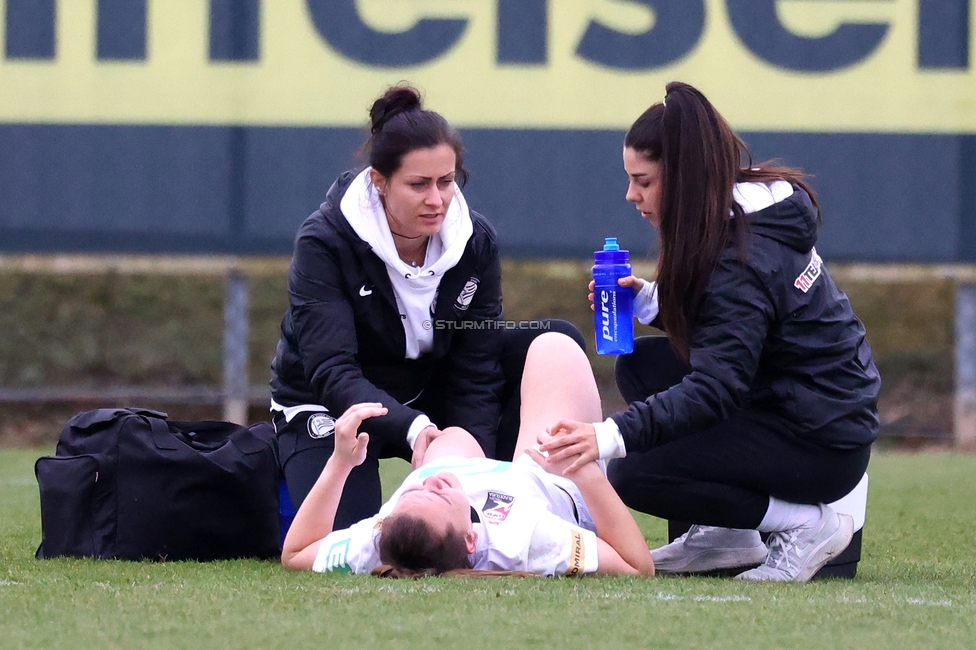 Sturm Damen - Bergheim
OEFB Frauen Bundesliga, 17. Runde, SK Sturm Graz Damen - FC Bergheim, Trainingszentrum Messendorf, 15.03.2025. 

Foto zeigt Verena Zsifkovits (Physiotherapeutin Sturm Graz), Julia Keutz (Sturm Damen) und Carina Tretnjak (Masseurin Sturm Damen)
