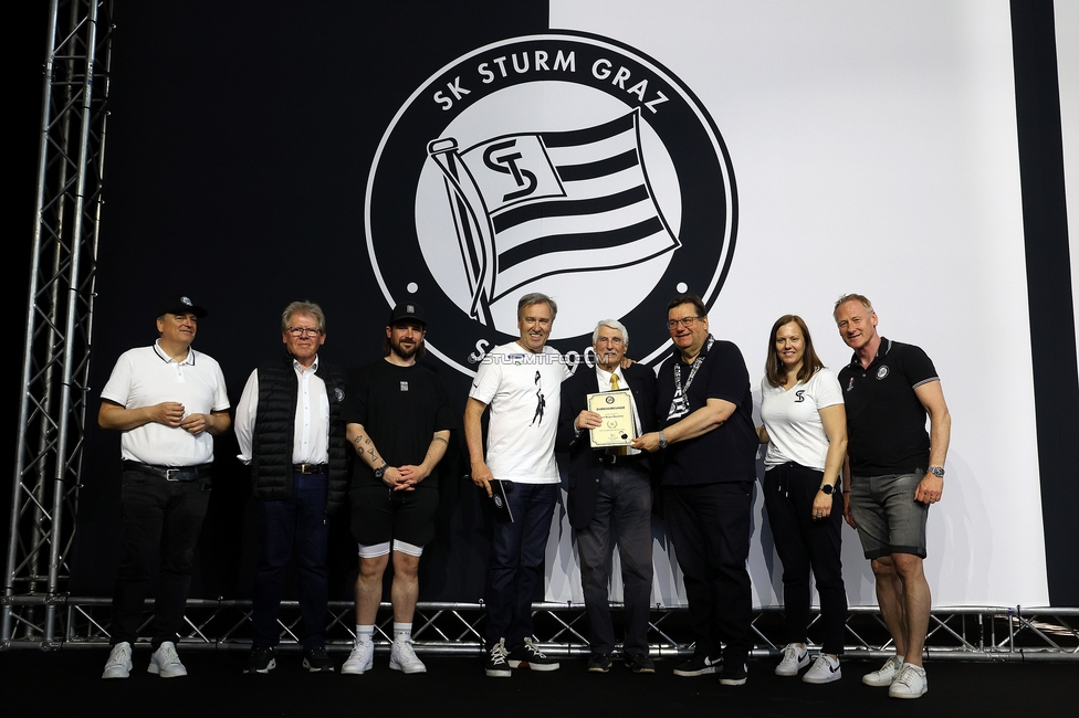 116 Jahre Sturm Graz
SK Sturm Graz Geburtstagsfeier - 116 Jahre, Grazer Innenstadt, Graz am 01.05.2025.
