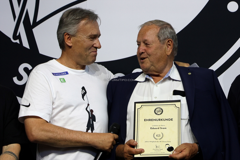 116 Jahre Sturm Graz
SK Sturm Graz Geburtstagsfeier - 116 Jahre, Grazer Innenstadt, Graz am 01.05.2025.
