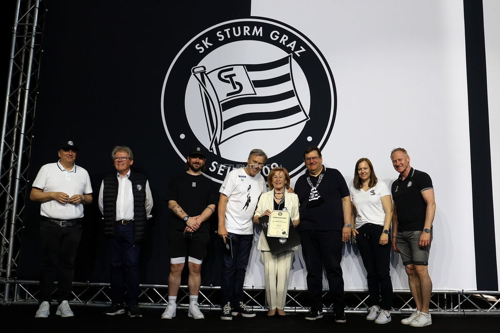 116 Jahre Sturm Graz
SK Sturm Graz Geburtstagsfeier - 116 Jahre, Grazer Innenstadt, Graz am 01.05.2025.
