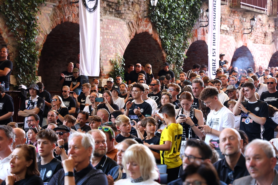 116 Jahre Sturm Graz
SK Sturm Graz Geburtstagsfeier - 116 Jahre, Grazer Innenstadt, Graz am 01.05.2025.
