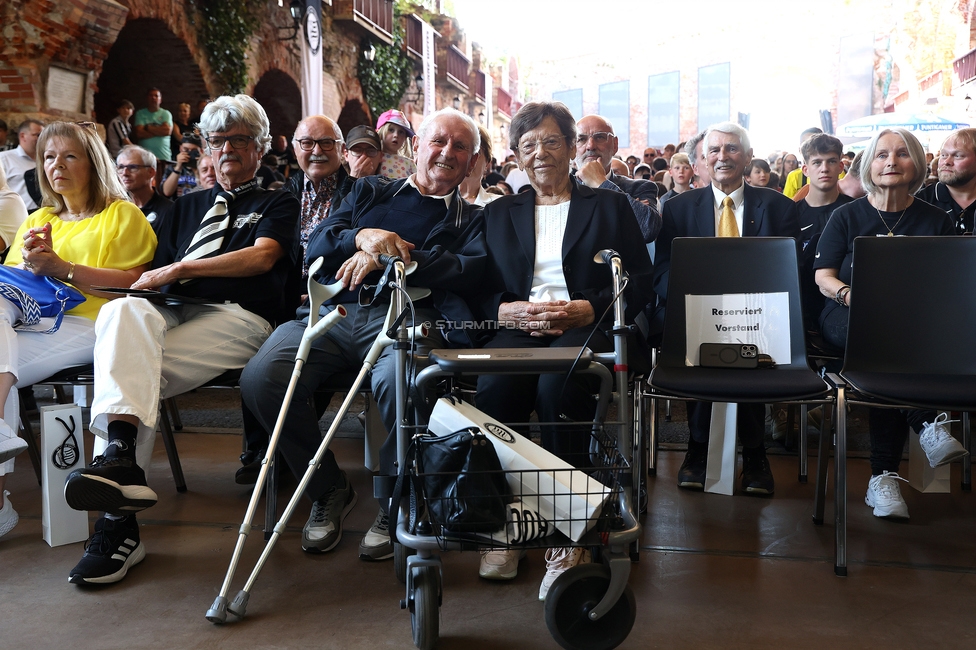 116 Jahre Sturm Graz
SK Sturm Graz Geburtstagsfeier - 116 Jahre, Grazer Innenstadt, Graz am 01.05.2025.
