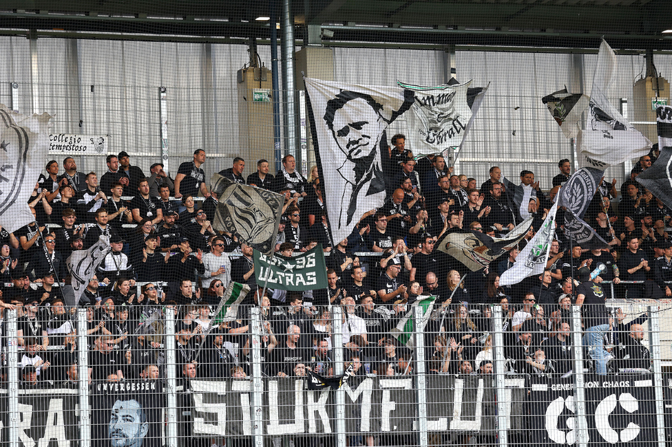 BW Linz - Sturm Graz
Oesterreichische Fussball Bundesliga, 29. Runde, Blau-Weiss Linz - SK Sturm Graz, Hofmann Personal Stadion Linz, 04.05.2025. 

Foto zeigt Fans von Sturm
