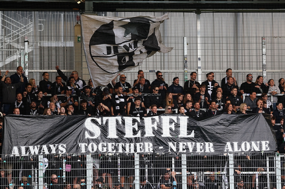 BW Linz - Sturm Graz
Oesterreichische Fussball Bundesliga, 29. Runde, Blau-Weiss Linz - SK Sturm Graz, Hofmann Personal Stadion Linz, 04.05.2025. 

Foto zeigt Fans von Sturm mit einem Spruchband
