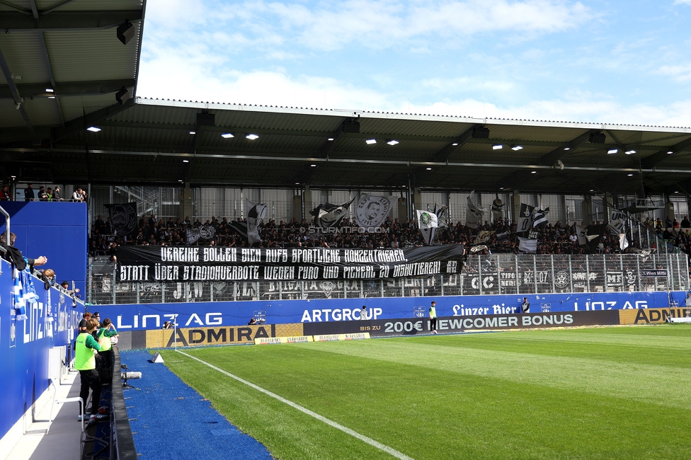 BW Linz - Sturm Graz
Oesterreichische Fussball Bundesliga, 29. Runde, Blau-Weiss Linz - SK Sturm Graz, Hofmann Personal Stadion Linz, 04.05.2025. 

Foto zeigt Fans von Sturm mit einem Spruchband
