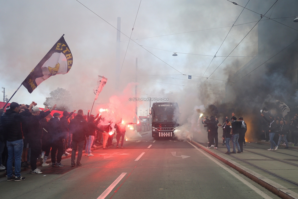 Sturm Graz - RB Salzburg
Oesterreichische Fussball Bundesliga, 30. Runde, SK Sturm Graz - FC RB Salzburg, Stadion Liebenau Graz, 09.05.2025. 

Foto zeigt Fans von Sturm und den Mannschaftsbus von Sturm
Schlüsselwörter: pyrotechnik