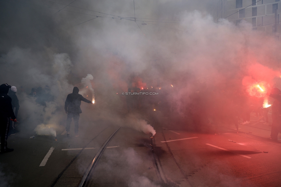 Sturm Graz - RB Salzburg
Oesterreichische Fussball Bundesliga, 30. Runde, SK Sturm Graz - FC RB Salzburg, Stadion Liebenau Graz, 09.05.2025. 

Foto zeigt Fans von Sturm und den Mannschaftsbus von Sturm
Schlüsselwörter: pyrotechnik