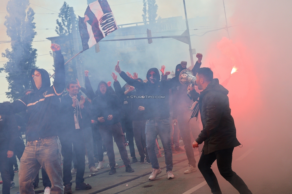 Sturm Graz - RB Salzburg
Oesterreichische Fussball Bundesliga, 30. Runde, SK Sturm Graz - FC RB Salzburg, Stadion Liebenau Graz, 09.05.2025. 

Foto zeigt Fans von Sturm und den Mannschaftsbus von Sturm
Schlüsselwörter: pyrotechnik