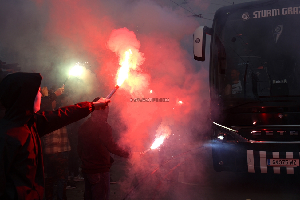 Sturm Graz - RB Salzburg
Oesterreichische Fussball Bundesliga, 30. Runde, SK Sturm Graz - FC RB Salzburg, Stadion Liebenau Graz, 09.05.2025. 

Foto zeigt Fans von Sturm und den Mannschaftsbus von Sturm
Schlüsselwörter: pyrotechnik