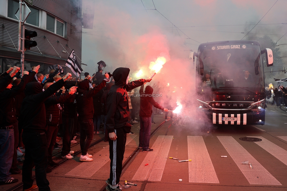 Sturm Graz - RB Salzburg
Oesterreichische Fussball Bundesliga, 30. Runde, SK Sturm Graz - FC RB Salzburg, Stadion Liebenau Graz, 09.05.2025. 

Foto zeigt Fans von Sturm und den Mannschaftsbus von Sturm
Schlüsselwörter: pyrotechnik