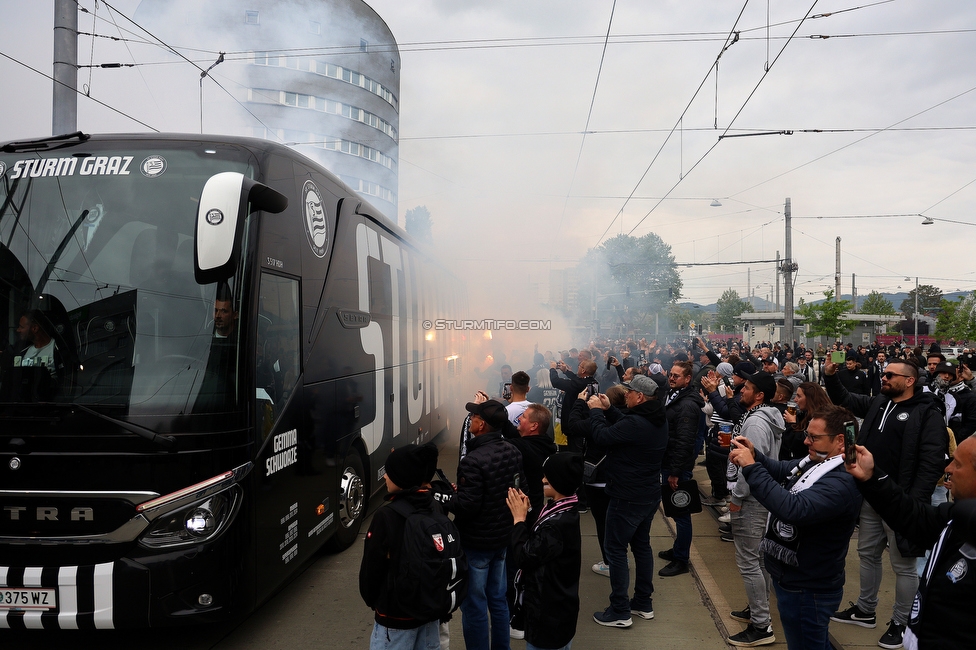 Sturm Graz - RB Salzburg
Oesterreichische Fussball Bundesliga, 30. Runde, SK Sturm Graz - FC RB Salzburg, Stadion Liebenau Graz, 09.05.2025. 

Foto zeigt Fans von Sturm und den Mannschaftsbus von Sturm
Schlüsselwörter: pyrotechnik