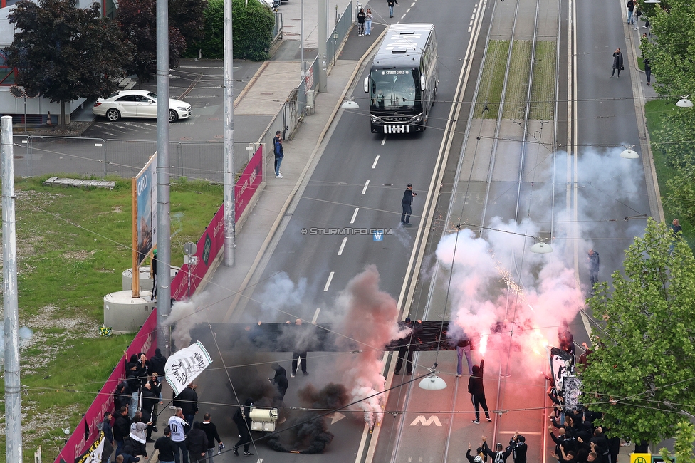 Sturm Graz - RB Salzburg
Oesterreichische Fussball Bundesliga, 30. Runde, SK Sturm Graz - FC RB Salzburg, Stadion Liebenau Graz, 09.05.2025. 

Foto zeigt Fans von Sturm und den Mannschaftsbus von Sturm
Schlüsselwörter: pyrotechnik