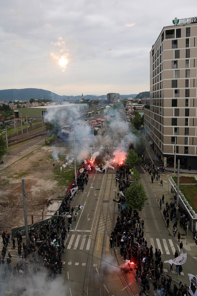 Sturm Graz - RB Salzburg
Oesterreichische Fussball Bundesliga, 30. Runde, SK Sturm Graz - FC RB Salzburg, Stadion Liebenau Graz, 09.05.2025. 

Foto zeigt Fans von Sturm und den Mannschaftsbus von Sturm
Schlüsselwörter: pyrotechnik