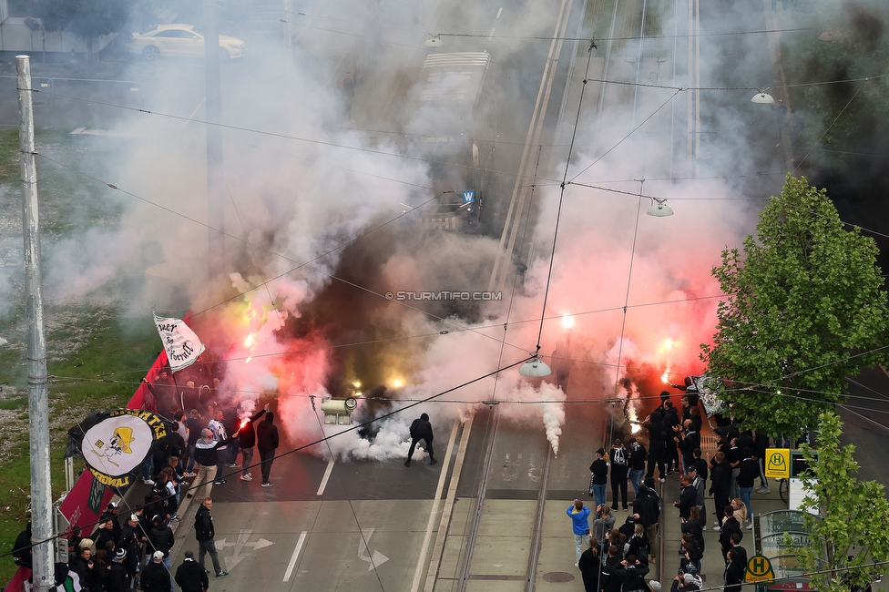 Sturm Graz - RB Salzburg
Oesterreichische Fussball Bundesliga, 30. Runde, SK Sturm Graz - FC RB Salzburg, Stadion Liebenau Graz, 09.05.2025. 

Foto zeigt Fans von Sturm und den Mannschaftsbus von Sturm
Schlüsselwörter: pyrotechnik