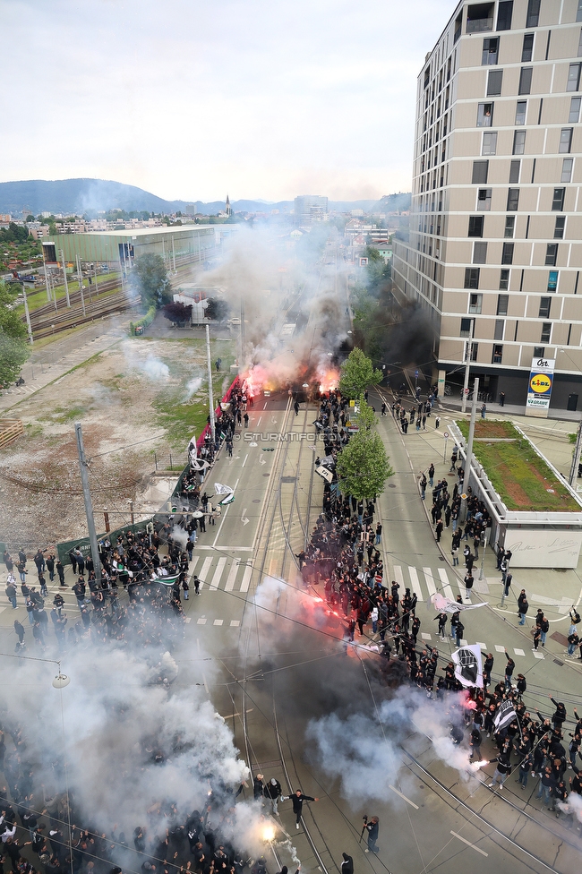 Sturm Graz - RB Salzburg
Oesterreichische Fussball Bundesliga, 30. Runde, SK Sturm Graz - FC RB Salzburg, Stadion Liebenau Graz, 09.05.2025. 

Foto zeigt Fans von Sturm und den Mannschaftsbus von Sturm
Schlüsselwörter: pyrotechnik
