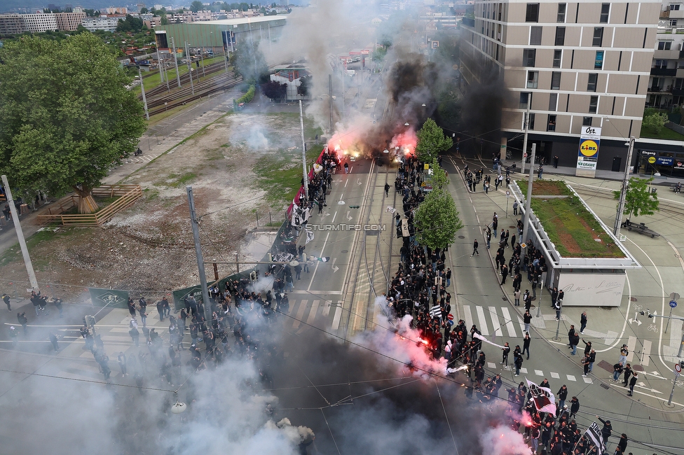 Sturm Graz - RB Salzburg
Oesterreichische Fussball Bundesliga, 30. Runde, SK Sturm Graz - FC RB Salzburg, Stadion Liebenau Graz, 09.05.2025. 

Foto zeigt Fans von Sturm und den Mannschaftsbus von Sturm
Schlüsselwörter: pyrotechnik