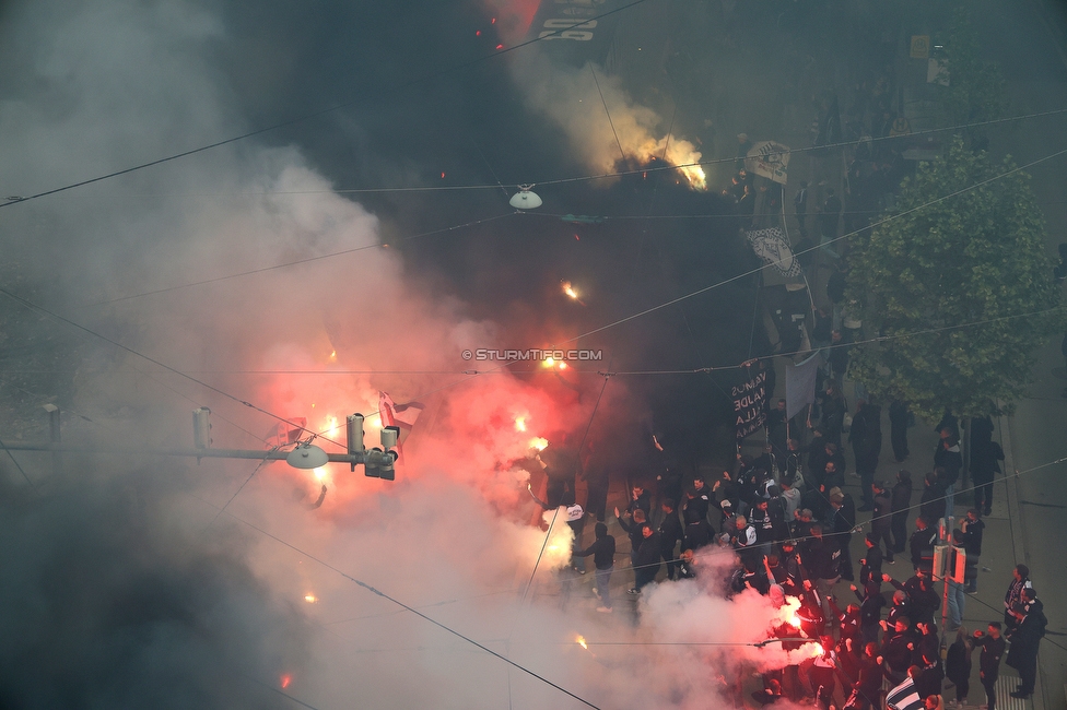 Sturm Graz - RB Salzburg
Oesterreichische Fussball Bundesliga, 30. Runde, SK Sturm Graz - FC RB Salzburg, Stadion Liebenau Graz, 09.05.2025. 

Foto zeigt Fans von Sturm und den Mannschaftsbus von Sturm
Schlüsselwörter: pyrotechnik