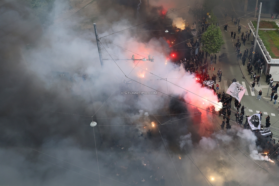 Sturm Graz - RB Salzburg
Oesterreichische Fussball Bundesliga, 30. Runde, SK Sturm Graz - FC RB Salzburg, Stadion Liebenau Graz, 09.05.2025. 

Foto zeigt Fans von Sturm und den Mannschaftsbus von Sturm
Schlüsselwörter: pyrotechnik