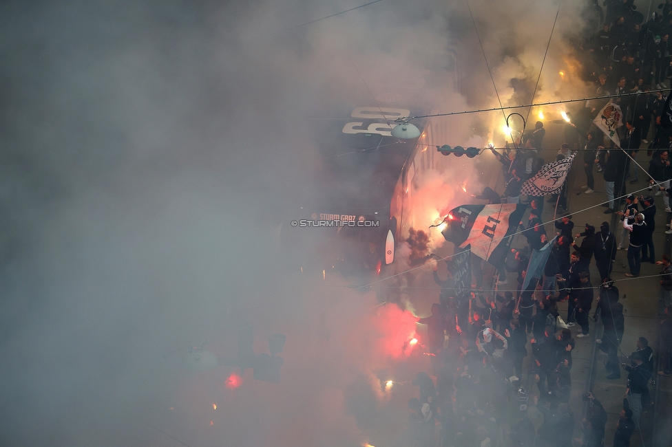Sturm Graz - RB Salzburg
Oesterreichische Fussball Bundesliga, 30. Runde, SK Sturm Graz - FC RB Salzburg, Stadion Liebenau Graz, 09.05.2025. 

Foto zeigt Fans von Sturm und den Mannschaftsbus von Sturm
Schlüsselwörter: pyrotechnik