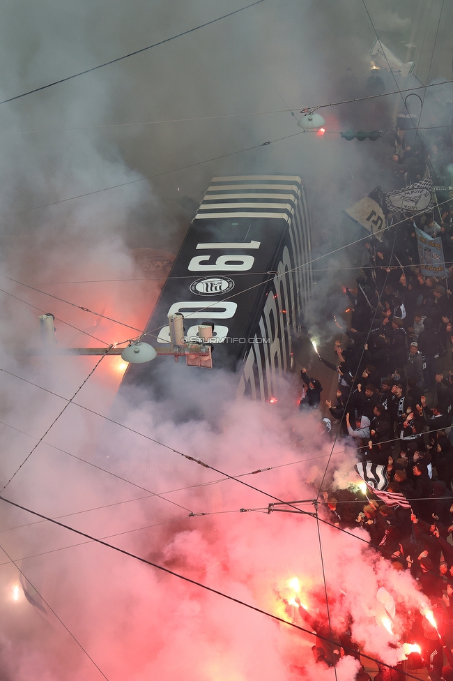 Sturm Graz - RB Salzburg
Oesterreichische Fussball Bundesliga, 30. Runde, SK Sturm Graz - FC RB Salzburg, Stadion Liebenau Graz, 09.05.2025. 

Foto zeigt Fans von Sturm und den Mannschaftsbus von Sturm
Schlüsselwörter: pyrotechnik