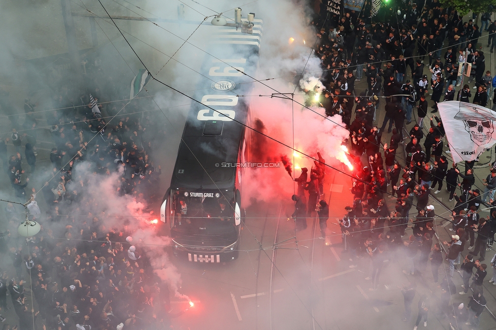 Sturm Graz - RB Salzburg
Oesterreichische Fussball Bundesliga, 30. Runde, SK Sturm Graz - FC RB Salzburg, Stadion Liebenau Graz, 09.05.2025. 

Foto zeigt Fans von Sturm und den Mannschaftsbus von Sturm
Schlüsselwörter: pyrotechnik