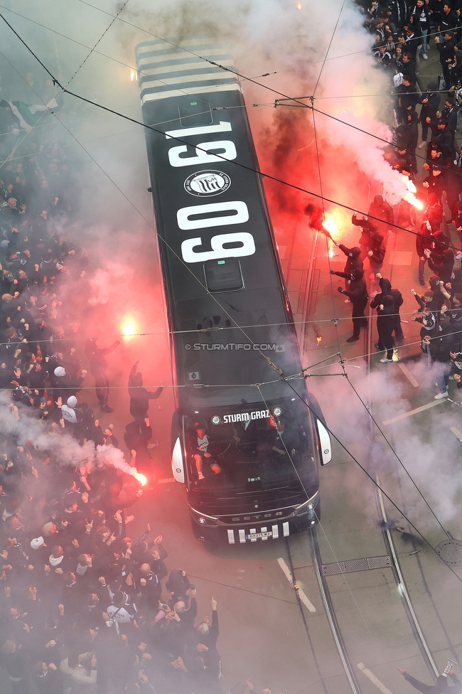 Sturm Graz - RB Salzburg
Oesterreichische Fussball Bundesliga, 30. Runde, SK Sturm Graz - FC RB Salzburg, Stadion Liebenau Graz, 09.05.2025. 

Foto zeigt Fans von Sturm und den Mannschaftsbus von Sturm
Schlüsselwörter: pyrotechnik