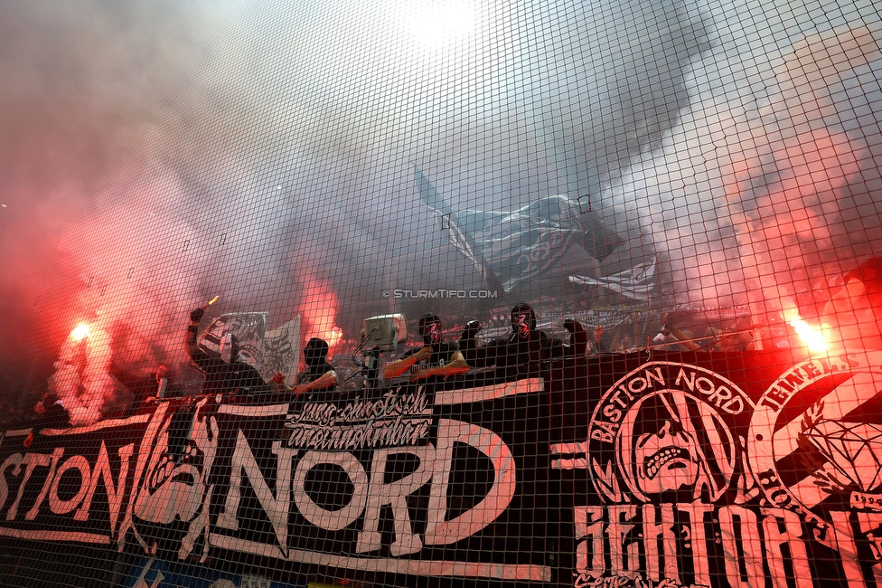 Sturm Graz - Salzburg
Oesterreichische Fussball Bundesliga, 30. Runde, SK Sturm Graz - FC Salzburg, Stadion Liebenau Graz, 09.05.2025. 

Foto zeigt Fans von Sturm mit Pyrotechnik
