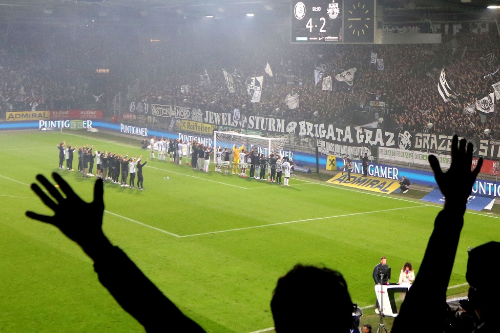 Sturm Graz - RB Salzburg
Oesterreichische Fussball Bundesliga, 30. Runde, SK Sturm Graz - FC RB Salzburg, Stadion Liebenau Graz, 09.05.2025. 

Foto zeigt Fans von Sturm und die Mannschaft von Sturm
