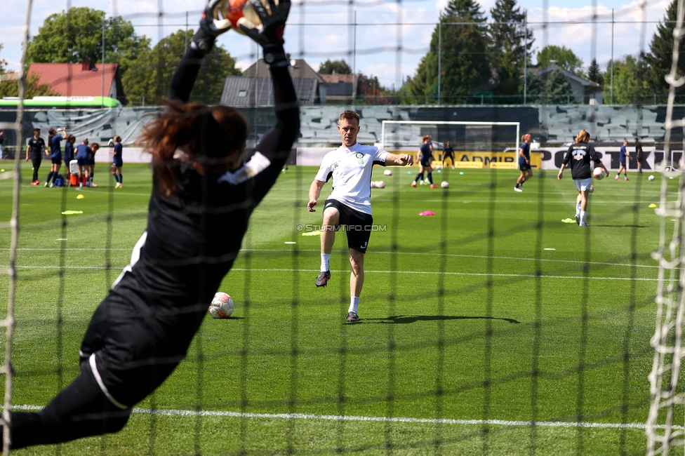 Sturm Damen - St. Poelten
OEFB Frauen Bundesliga, 23. Runde, SK Sturm Graz Damen - SKN St. Poelten, Trainingszentrum Messendorf, 10.05.2025. 

Foto zeigt Vanessa Gritzner (Sturm Damen) und Daniel Gutschi (Torwart-Trainer Sturm Damen)
