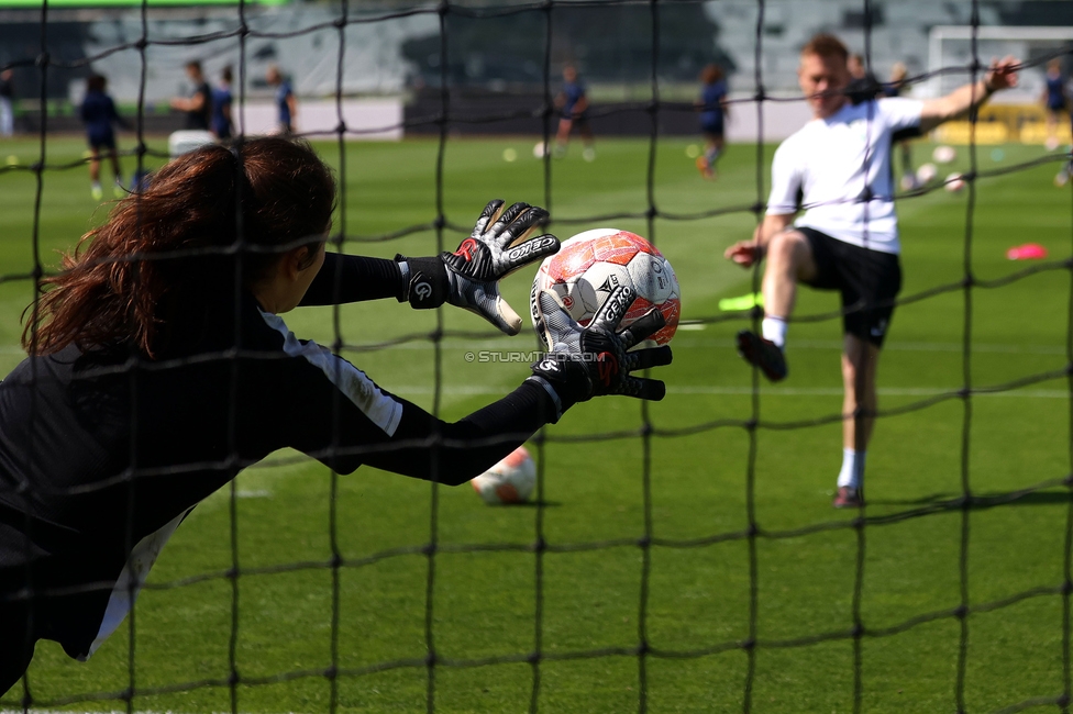 Sturm Damen - St. Poelten
OEFB Frauen Bundesliga, 23. Runde, SK Sturm Graz Damen - SKN St. Poelten, Trainingszentrum Messendorf, 10.05.2025. 

Foto zeigt Vanessa Gritzner (Sturm Damen) und Daniel Gutschi (Torwart-Trainer Sturm Damen)
