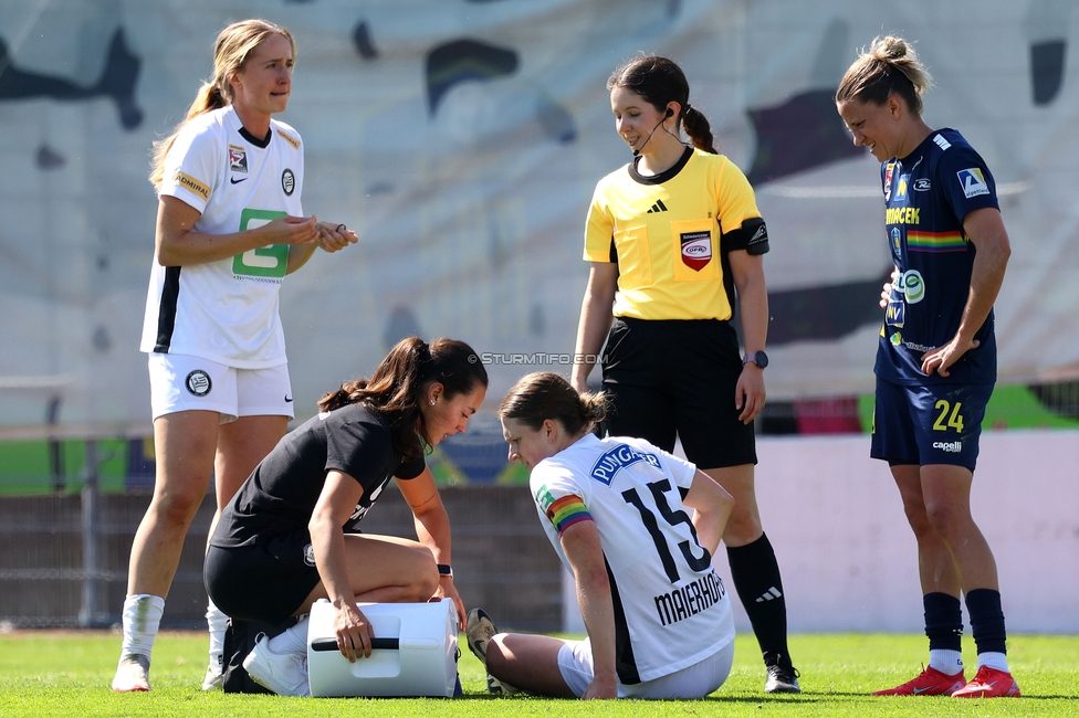 Sturm Damen - St. Poelten
OEFB Frauen Bundesliga, 23. Runde, SK Sturm Graz Damen - SKN St. Poelten, Trainingszentrum Messendorf, 10.05.2025. 

Foto zeigt Elisabeth Brandl (Sturm Damen), Sophie Maierhofer (Sturm Damen) und Marie Kohlbacher (Masseurin Sturm Damen)
