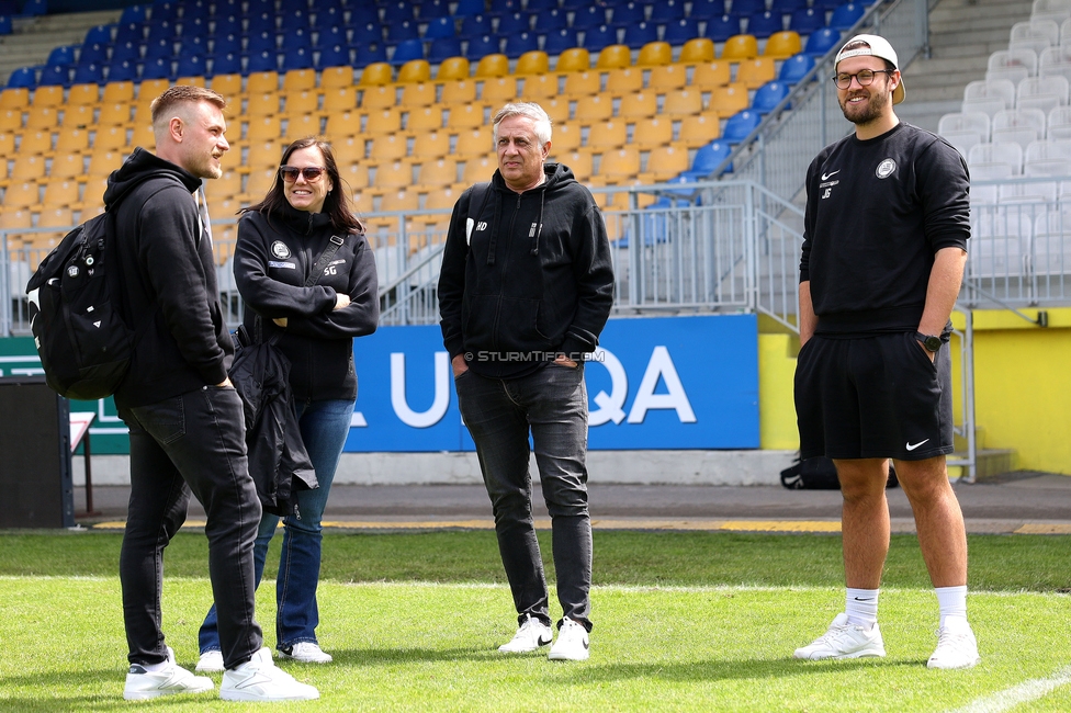 First Vienna - Sturm Damen
OEFB Frauen Bundesliga, 24. Runde, First Vienna FC 1894 - SK Sturm Graz Damen, Naturarena Hohe Warte Wien, 17.05.2025. 

Foto zeigt Michael Erlitz (Sportdirektor Sturm Damen), Susanne Gorny (Vorstand Sturm), Helmut Degen (Organisatorischer Leiter Sturm Damen) und Jakob Gschwandner (Assistenztrainer Sturm Damen)
