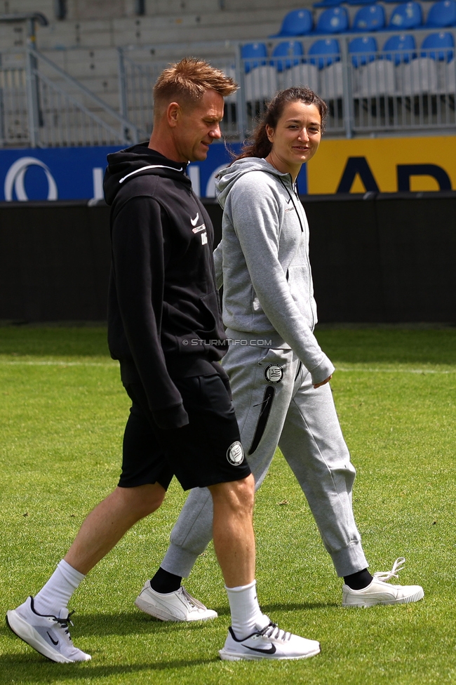 First Vienna - Sturm Damen
OEFB Frauen Bundesliga, 24. Runde, First Vienna FC 1894 - SK Sturm Graz Damen, Naturarena Hohe Warte Wien, 17.05.2025. 

Foto zeigt Daniel Gutschi (Torwart-Trainer Sturm Damen) und Vanessa Gritzner (Sturm Damen)

