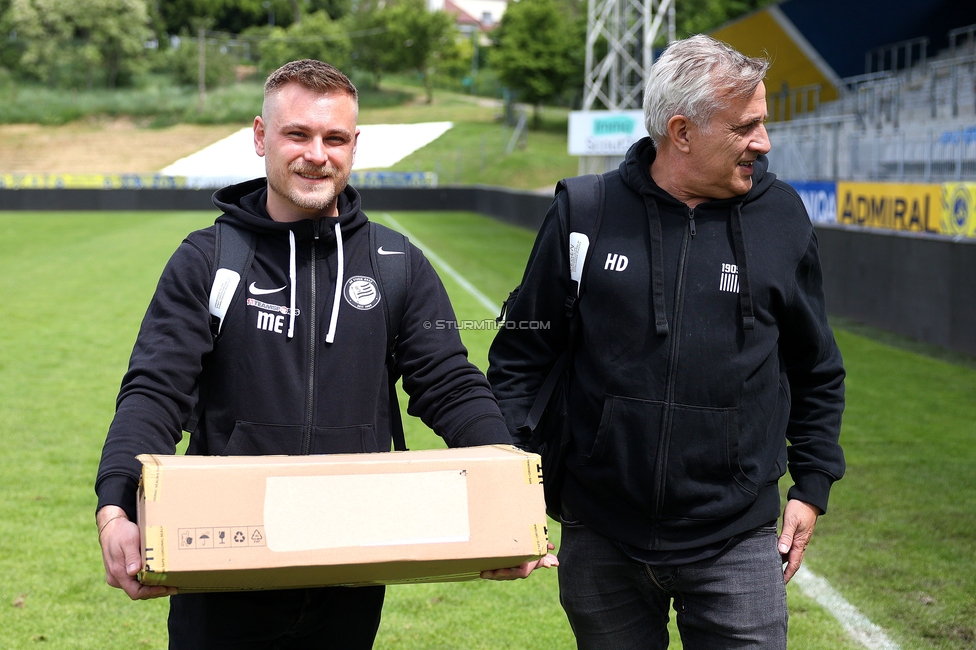 First Vienna - Sturm Damen
OEFB Frauen Bundesliga, 24. Runde, First Vienna FC 1894 - SK Sturm Graz Damen, Naturarena Hohe Warte Wien, 17.05.2025. 

Foto zeigt Michael Erlitz (Sportdirektor Sturm Damen) und Helmut Degen (Organisatorischer Leiter Sturm Damen)
