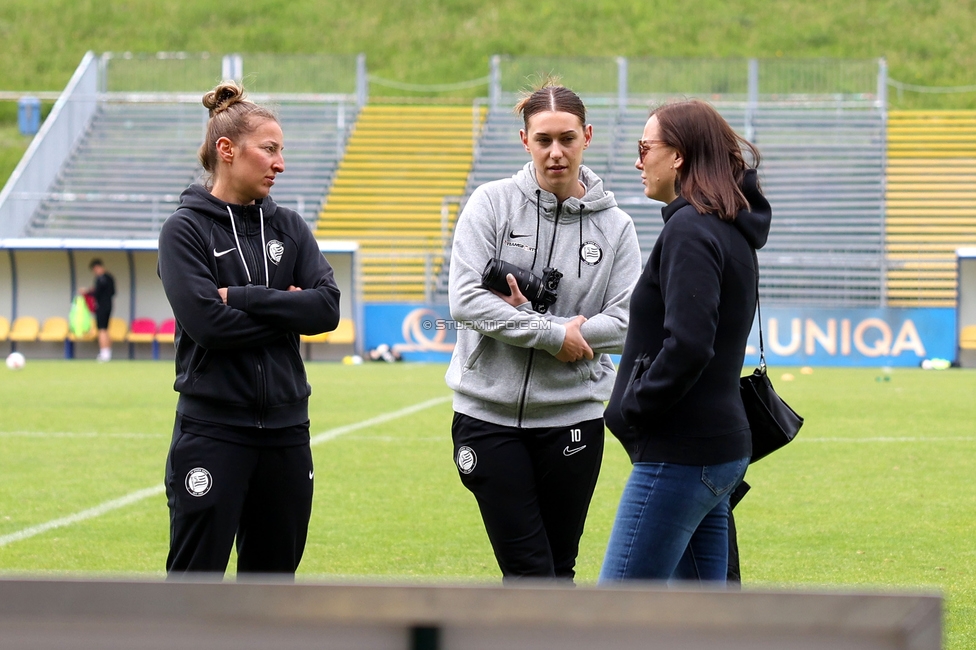 First Vienna - Sturm Damen
OEFB Frauen Bundesliga, 24. Runde, First Vienna FC 1894 - SK Sturm Graz Damen, Naturarena Hohe Warte Wien, 17.05.2025. 

Foto zeigt Anna Oberhauser (Athletiktrainer Sturm Damen), Laura Krumboeck (Sturm Damen) und Susanne Gorny (Vorstand Sturm)
