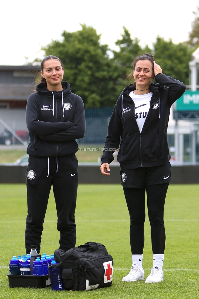 First Vienna - Sturm Damen
OEFB Frauen Bundesliga, 24. Runde, First Vienna FC 1894 - SK Sturm Graz Damen, Naturarena Hohe Warte Wien, 17.05.2025. 

Foto zeigt Marie Kohlbacher (Masseurin Sturm Damen) und Verena Zsifkovits (Physiotherapeutin Sturm Graz)
