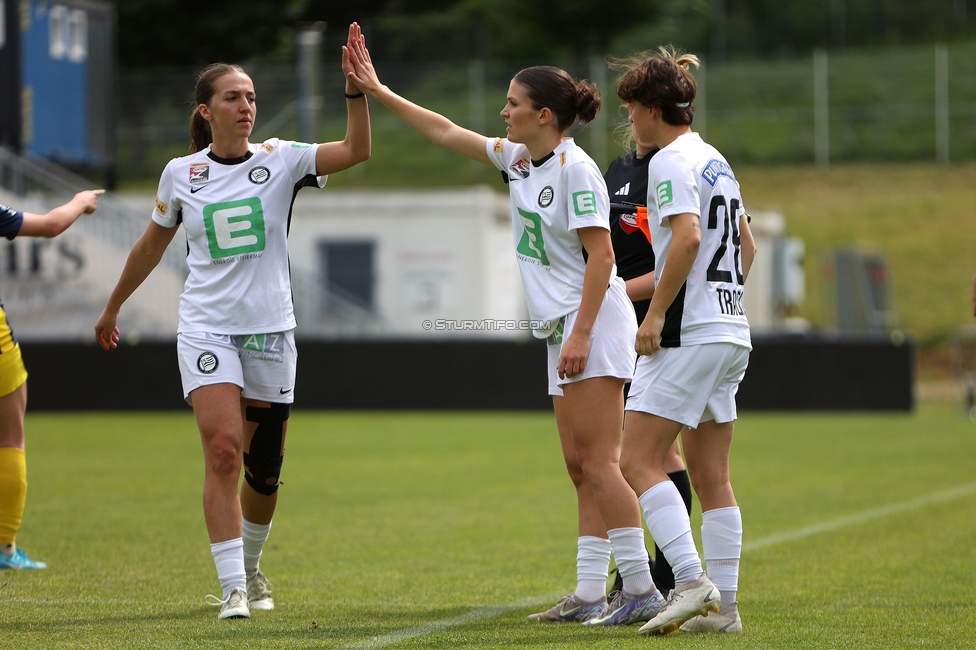 First Vienna - Sturm Damen
OEFB Frauen Bundesliga, 24. Runde, First Vienna FC 1894 - SK Sturm Graz Damen, Naturarena Hohe Warte Wien, 17.05.2025. 

Foto zeigt Modesta Uka (Sturm Damen), Marie Spiess (Sturm Damen) und Leonie Christin Tragl (Sturm Damen)

