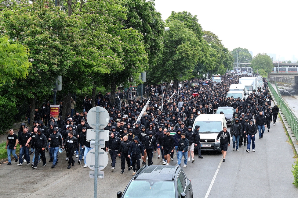 Rapid Wien - Sturm Graz
Oesterreichische Fussball Bundesliga, 31. Runde, SK Rapid Wien - SK Sturm Graz, Weststadion Wien, 18.05.2024. 

Foto zeigt Fans von Sturm beim Corteo
