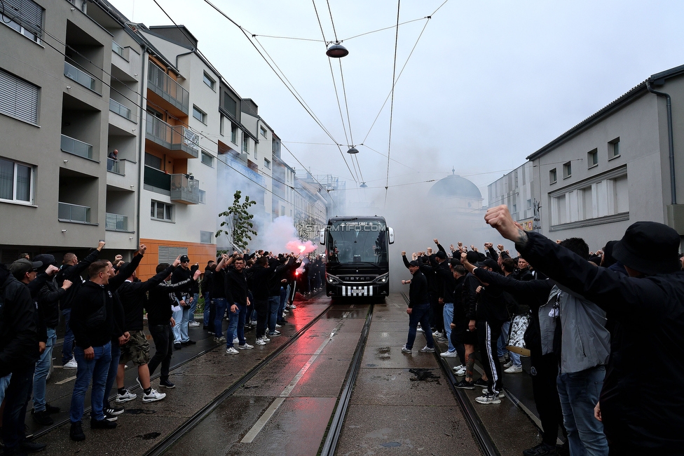 Rapid Wien - Sturm Graz
Oesterreichische Fussball Bundesliga, 31. Runde, SK Rapid Wien - SK Sturm Graz, Weststadion Wien, 18.05.2024. 

Foto zeigt Fans von Sturm beim Corteo und den Mannschaftsbus von Sturm

