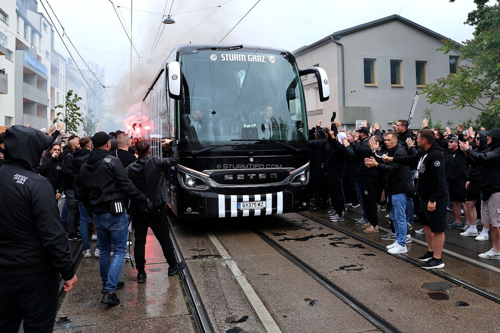 Rapid Wien - Sturm Graz
Oesterreichische Fussball Bundesliga, 31. Runde, SK Rapid Wien - SK Sturm Graz, Weststadion Wien, 18.05.2024. 

Foto zeigt Fans von Sturm beim Corteo und den Mannschaftsbus von Sturm
