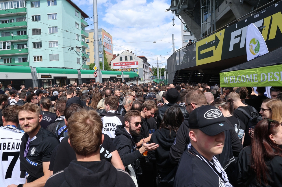 Sturm Graz - Wolfsberg
Oesterreichische Fussball Bundesliga, 32. Runde, SK Sturm Graz - Wolfsberger AC, Stadion Liebenau Graz, 24.05.2025. 

Foto zeigt Fans von Sturm vorm Stadion Liebenau
