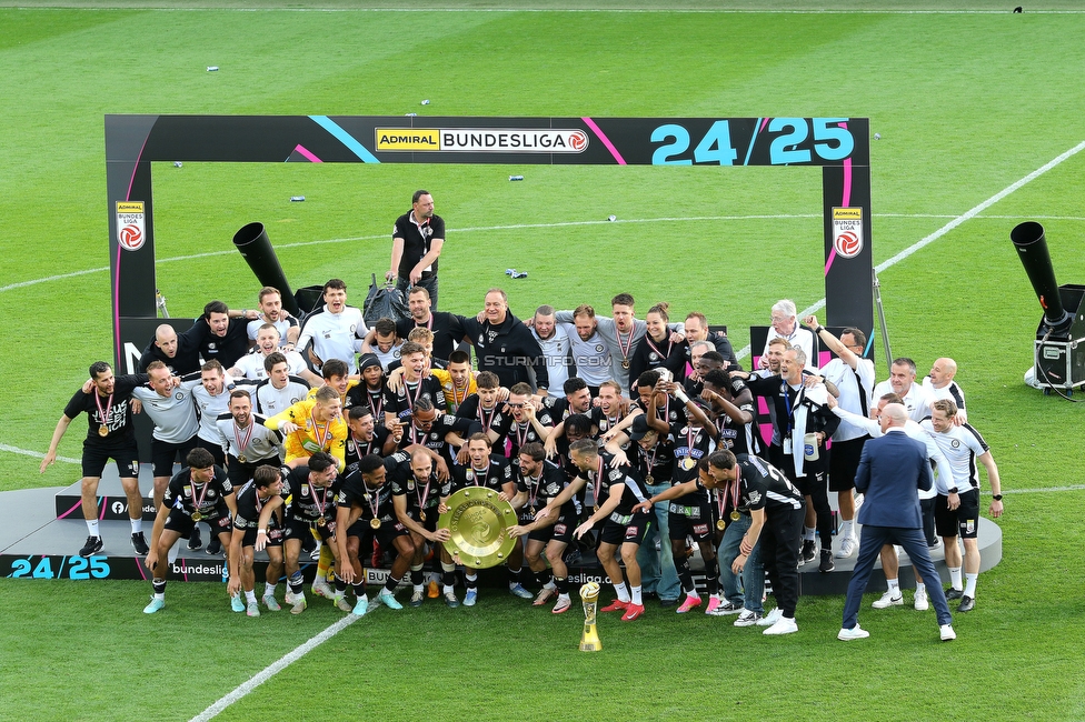 Sturm Graz - Wolfsberg
Oesterreichische Fussball Bundesliga, 32. Runde, SK Sturm Graz - Wolfsberger AC, Stadion Liebenau Graz, 24.05.2025. 

Foto zeigt die Mannschaft von Sturm mit dem Meisterteller
